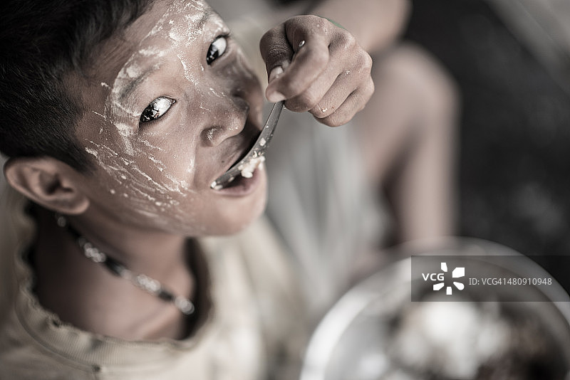 贫困男孩图片素材