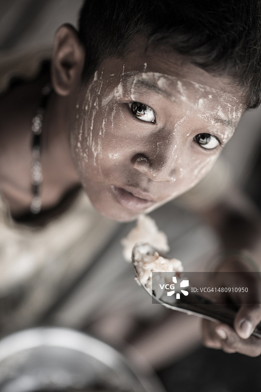 贫困男孩图片素材