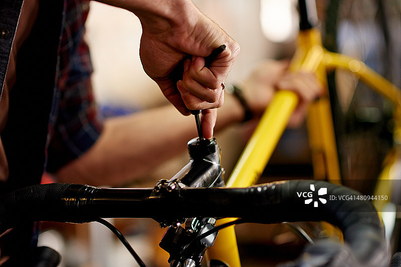 如果坏了，他会修理图片素材