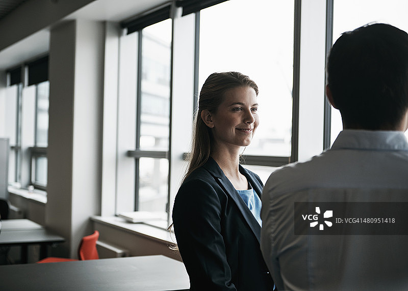 与同事交谈图片素材