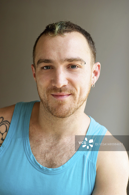 戴绿松石色背心的男人肖像图片素材