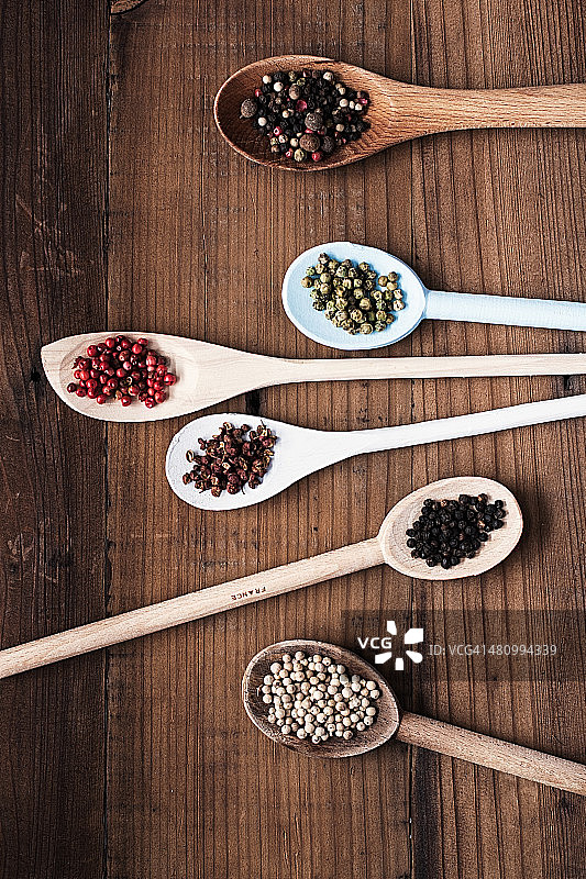 胡椒粒和木勺图片素材