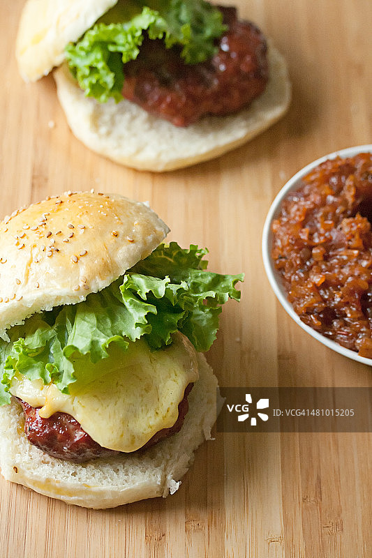 烟熏牛胸肉汉堡配洋葱果酱图片素材