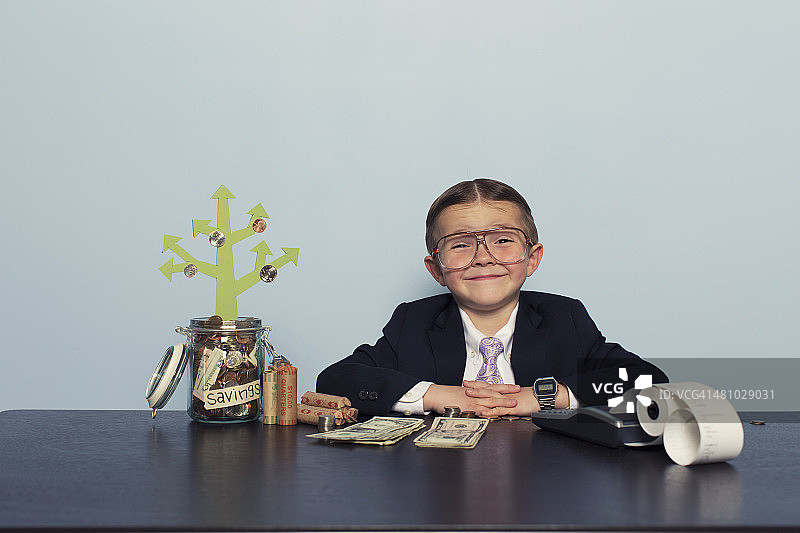年轻男孩会计在储蓄账户中积累财富图片素材