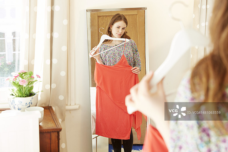 年轻女人试穿衣服图片素材