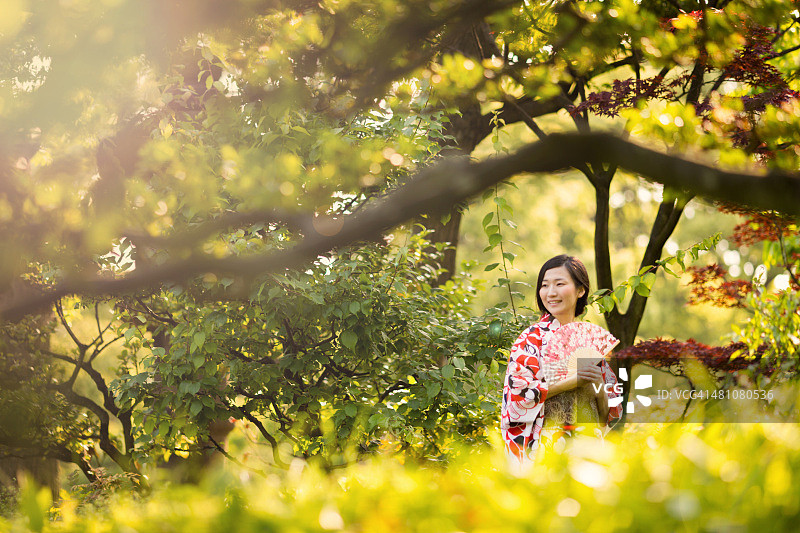 在公园里的日本女人图片素材