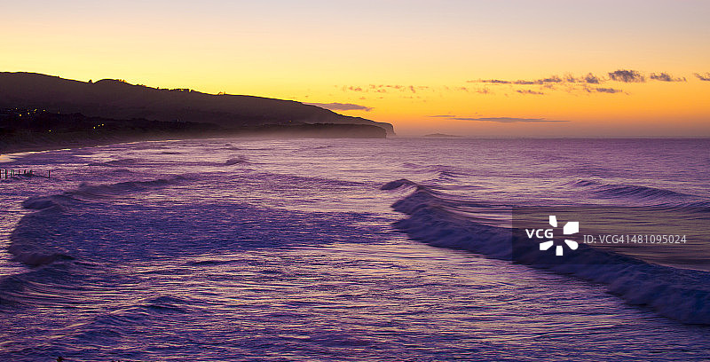 新西兰达尼丁圣克莱尔海浪拍岸景象图片素材