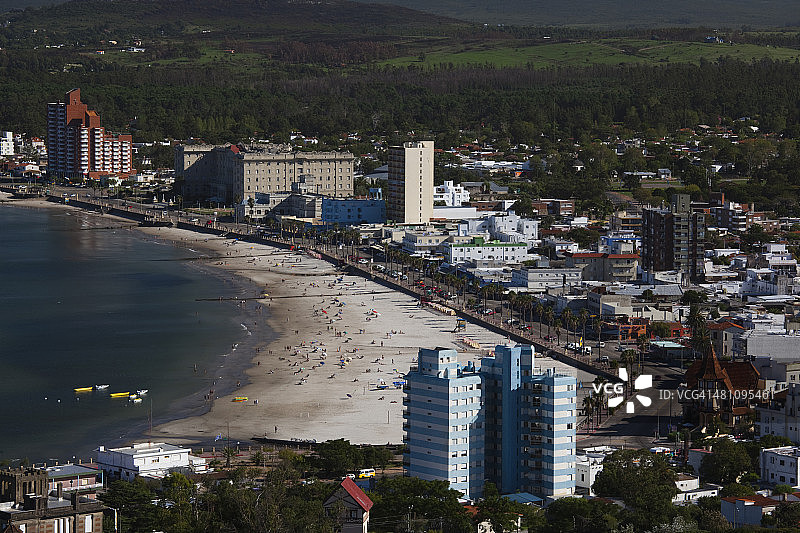 从圣安东尼奥山丘俯瞰的度假小镇图片素材