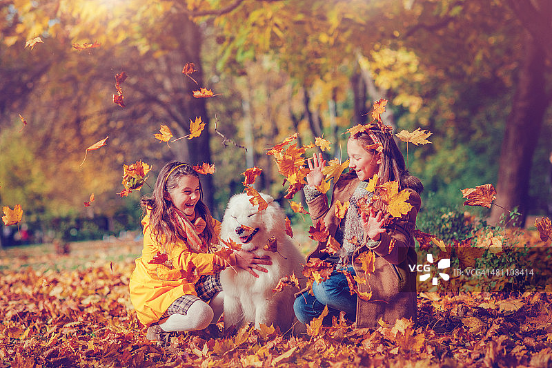 两个女孩在秋天的公园里图片素材