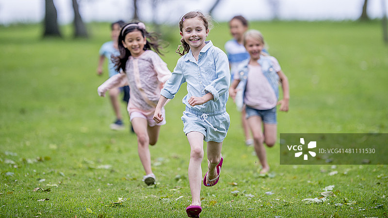 公园里的一群儿童图片素材