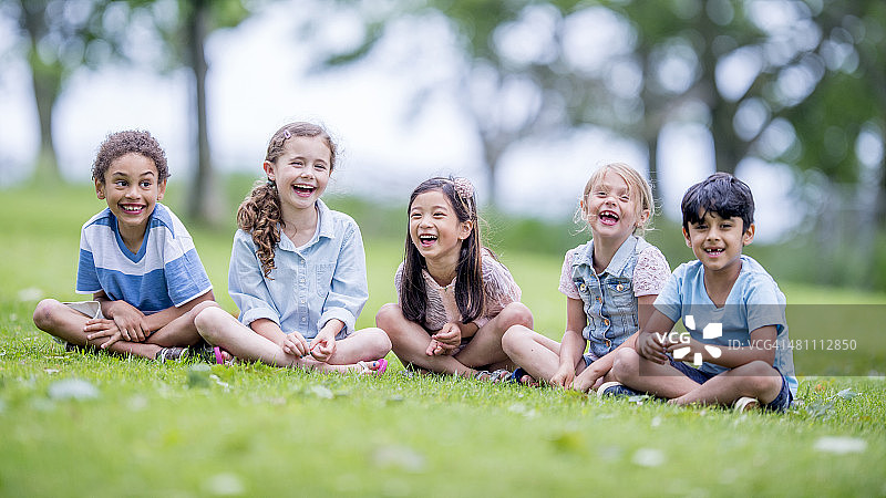 小学生朋友图片素材