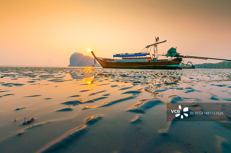 美丽海滩上的长尾船图片素材