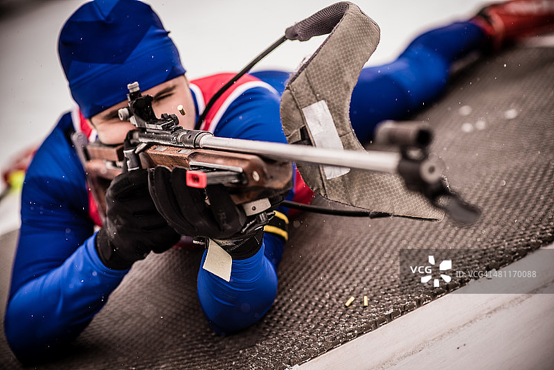 手持冬季两项步枪的健壮男人图片素材