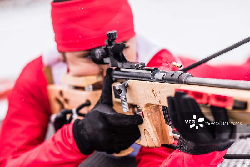 手持冬季两项步枪的运动型女人图片素材