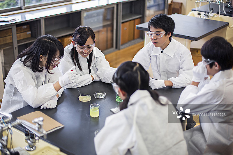 在科学实验室做实验的日本学生图片素材
