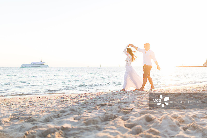 感受脚下的热沙图片素材