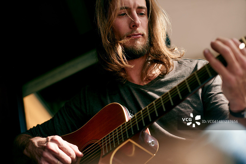 生活是一首歌，尽情演奏图片素材