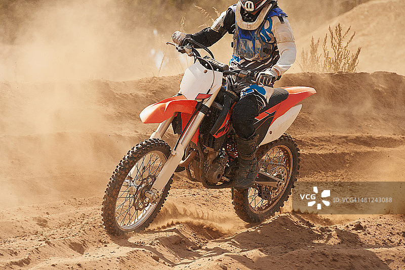 他正在设定一个好的节奏图片素材