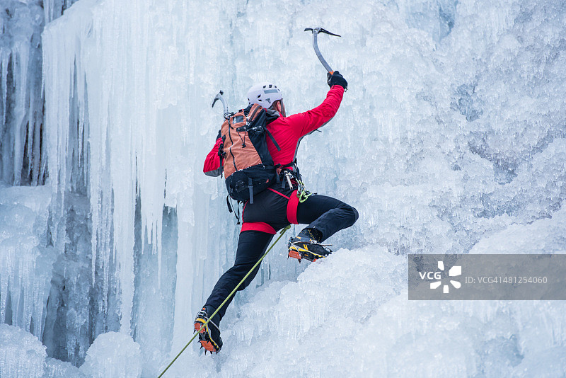 冰上攀登图片素材