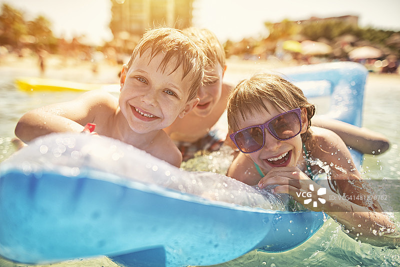 孩子们在海上气垫床上玩耍图片素材