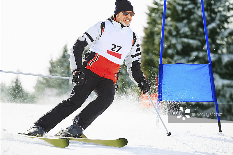 滑雪大回转比赛图片素材