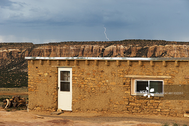 沙漠中的石头房子图片素材