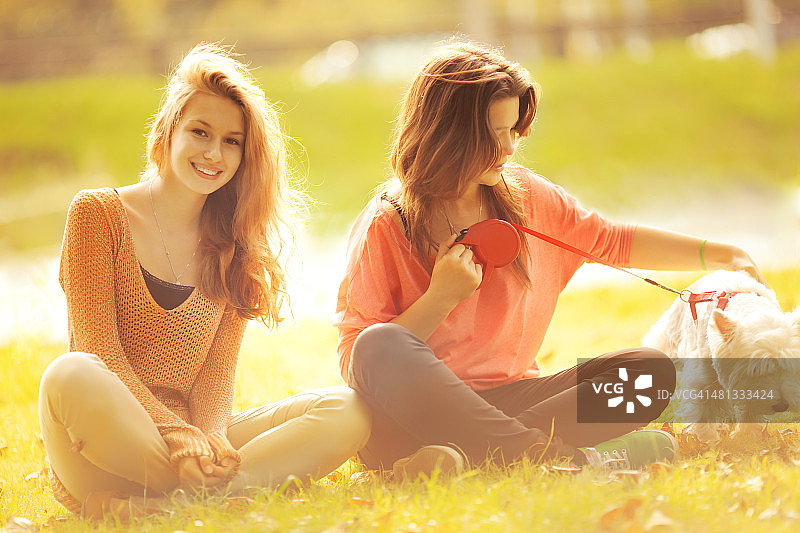 在公园里的朋友们图片素材