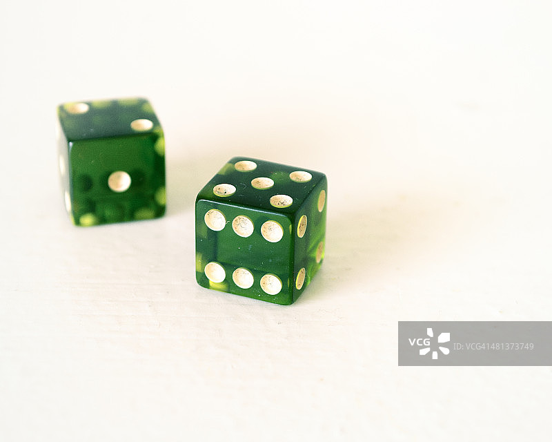 绿色骰子滚动图片素材