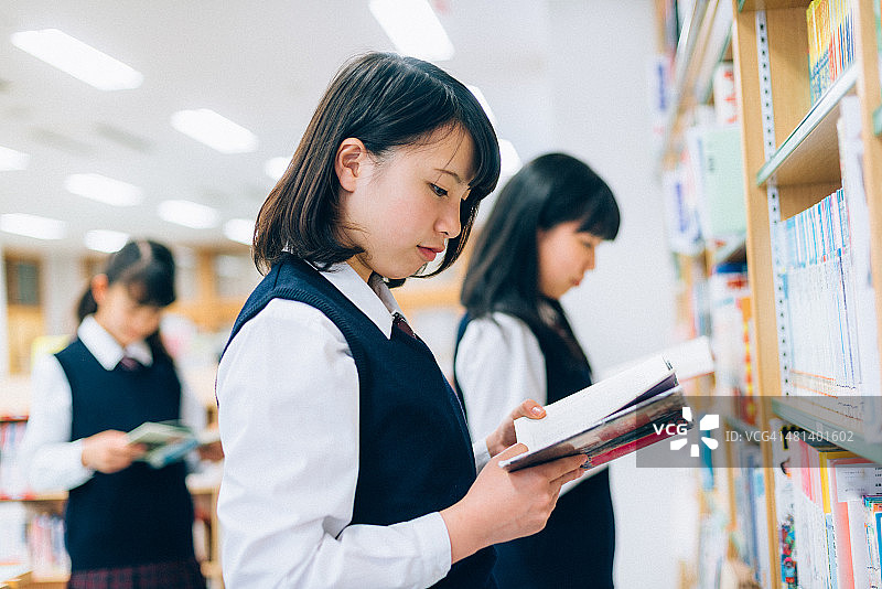 在图书馆阅读的日本女学生图片素材