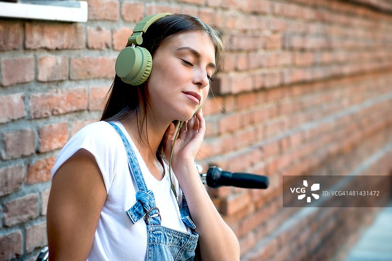 听音乐的年轻女人图片素材