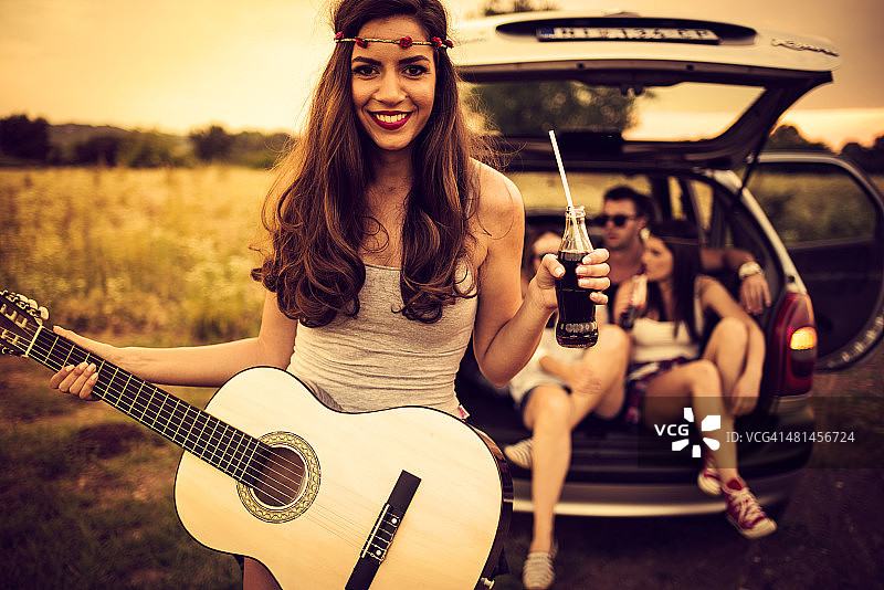 在乡村公路上的微笑乡村吉他手图片素材