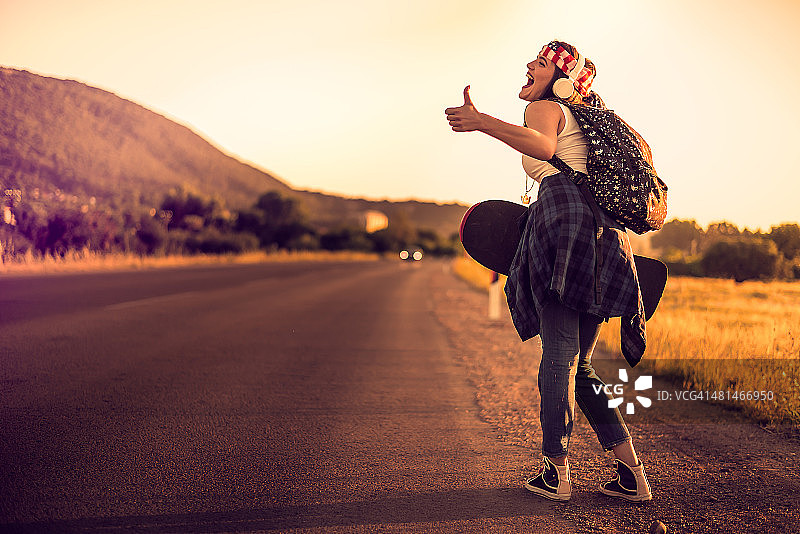 搭便车的时尚人士图片素材