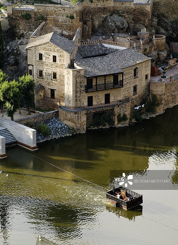 驶过小船图片素材