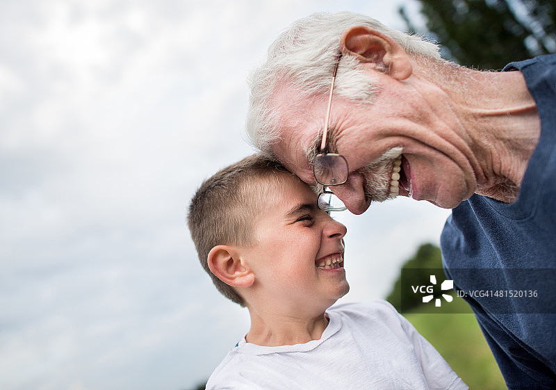 爷爷和孙子在户外欢笑图片素材