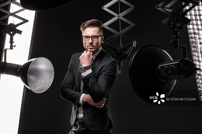 年轻时尚男人在摄影棚图片素材