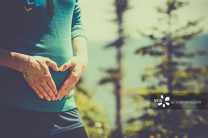 积极的孕妇徒步旅行图片素材