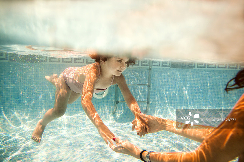 水下母女图片素材