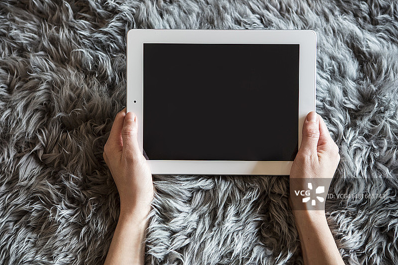 使用平板电脑的女人图片素材