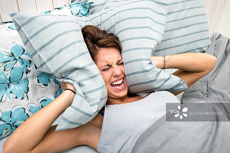 在床上：女人无法入睡图片素材