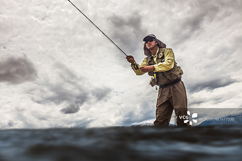 低角度飞蝇钓鱼人图片素材
