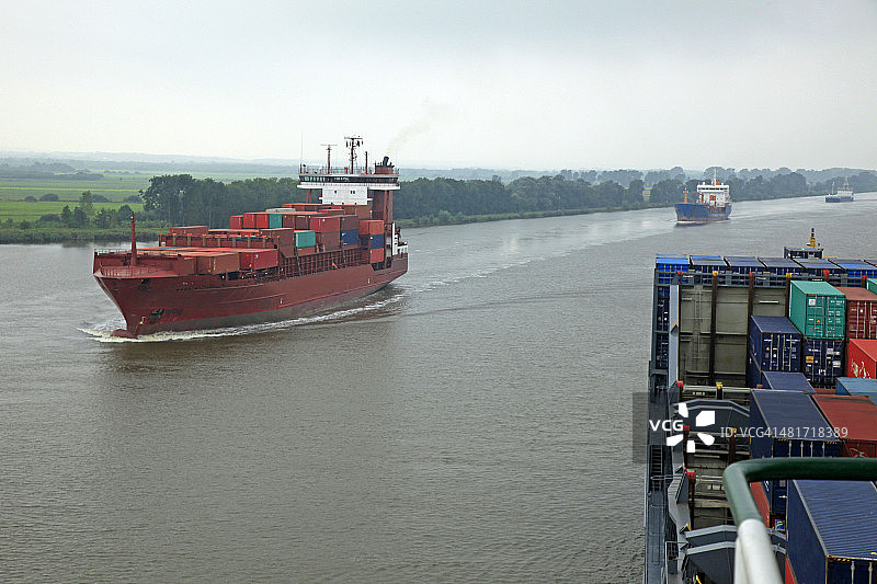 在德国布伦斯比特尔附近基尔运河的轮船图片素材