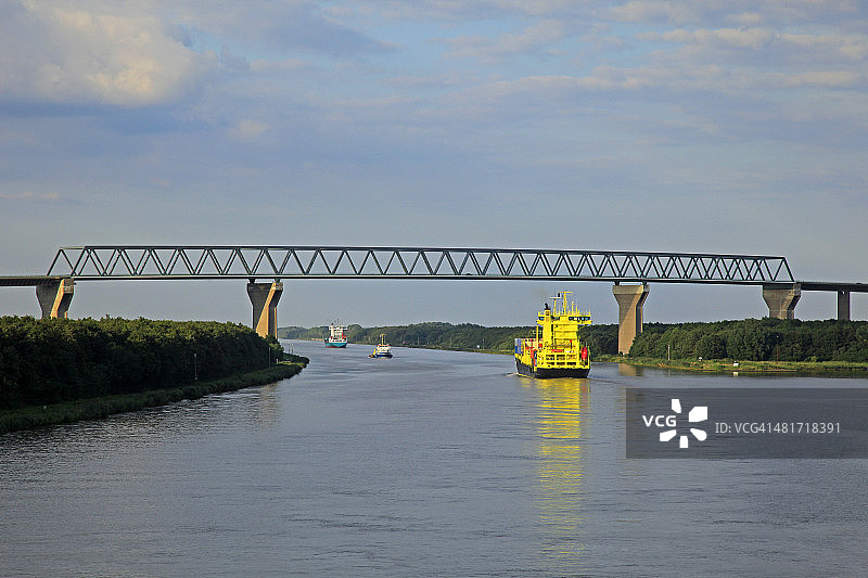 在德国布伦斯比特尔附近基尔运河的轮船图片素材