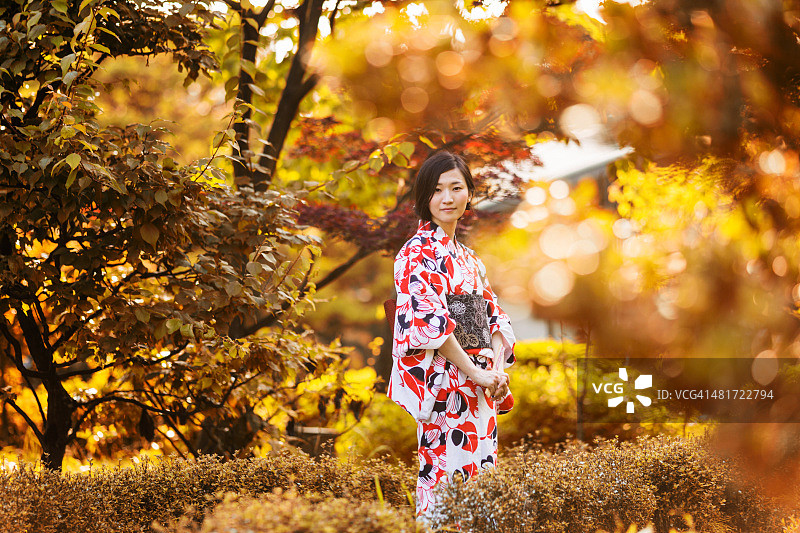 公园里的日本女人图片素材