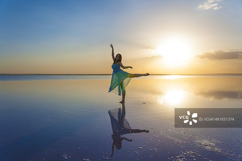 在水上跳舞图片素材