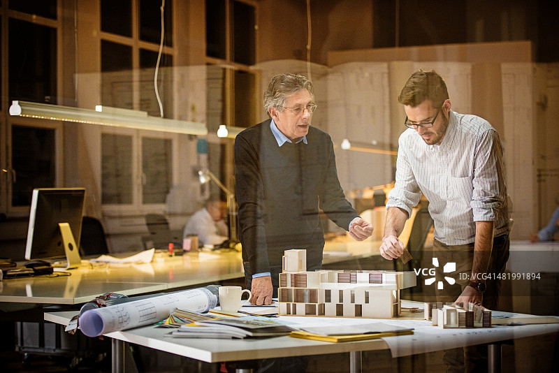 两位建筑师讨论新项目图片素材