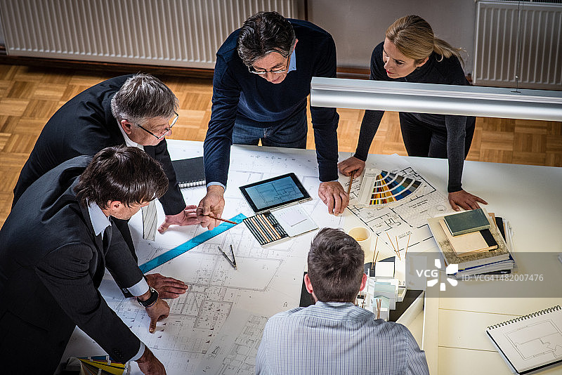 建筑师向客户讲解项目计划图片素材