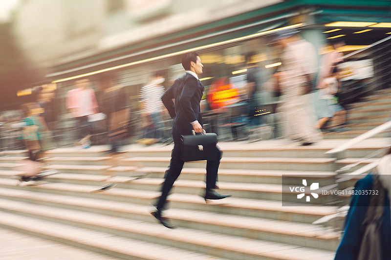 在街上奔跑的商人图片素材