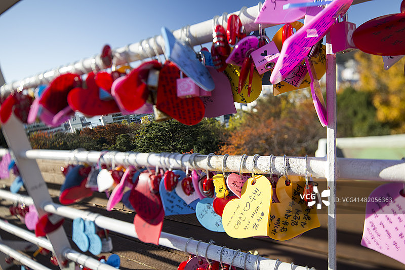 韩国釜山龙头山公园的心愿纸条图片素材