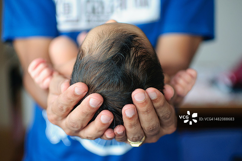 父亲的手抱着婴儿图片素材