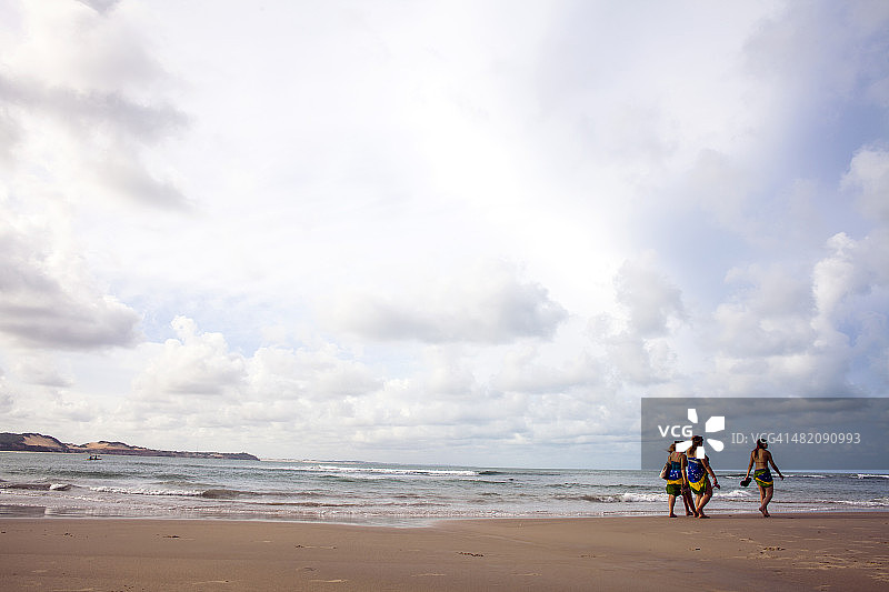一群人在巴西皮帕海滩上行走图片素材